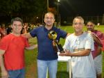 Sérgio recebeu o troféu de artilheiro das mãos dos diretores Alcimar Batista (Administração) e Roberto Lopes (Esportes)