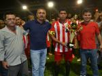 Jogador da Cooprest recebe troféu de vice-campeão do presidente Paulo Garrido e dos diretores Roberto Lopes e Alcimar Batista