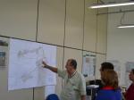 Gilson Antunes da Silva mostra no mapa aos diretores da Asfoc detalhes do Campus Mata Atlântica
