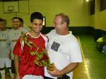 Atleta do Cecal recebe troféu de vice-campeão das mãos do coordenador Luiz Cláudio